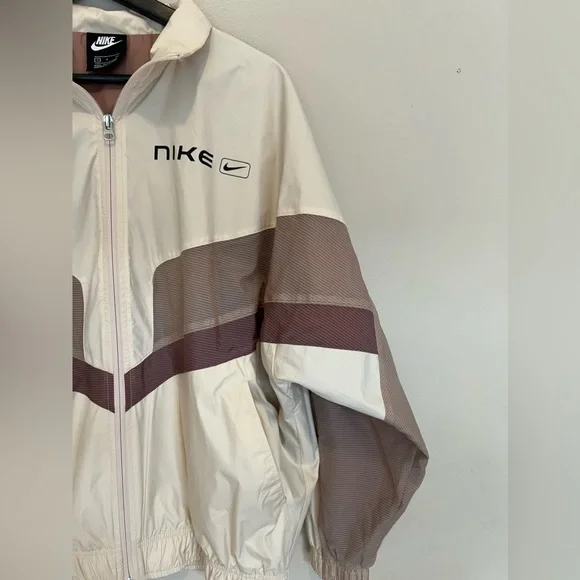 NIKE Women's Sportswear Street Loose Fit Woven Jacket - Picture 5 of 7